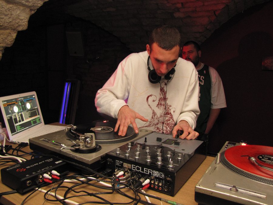 DJ Masta, Bounce et Youn's - Soirée hiphop électro - 02/12/2010 - La Cour des Miracles à Besançon - Photo n9