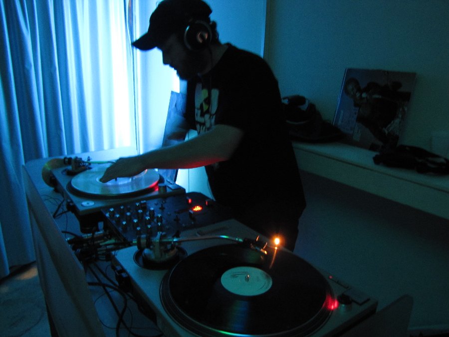 Mitch B - Vinyl Guérilla - 17/12/2010 - Bar le Cube à Besançon - Photo n5